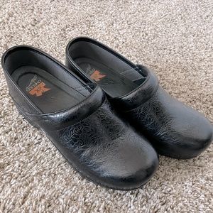 Near perfect condition! Dansko XP Black Floral clogs Size 39